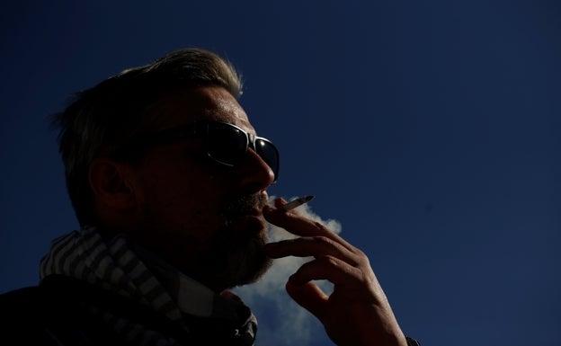 El Consell aboga por mantener la prohibición de fumar en terrazas de manera indefinida