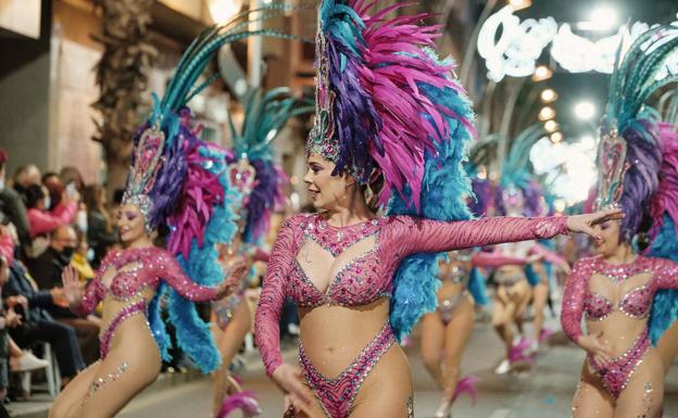 Música, luz y color en el Gran Desfile Concurso del Carnaval de Torrevieja