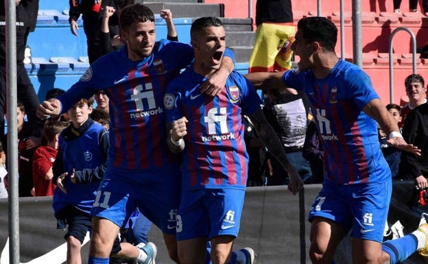 El presidente del Eldense se deja llevar por la euforia y regala el viaje a Castellón a sus aficionados