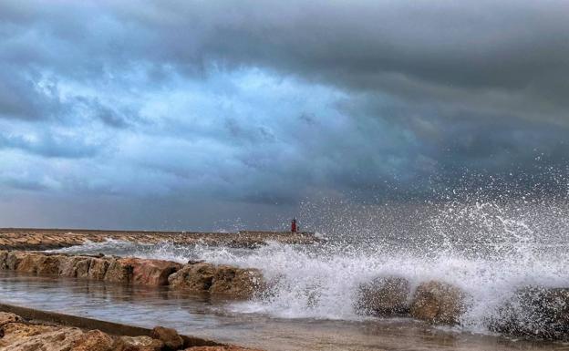 El temporal azota las playas del litoral norte alicantino
