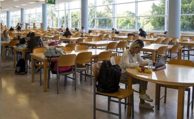 La Generalitat ofrece 2.000 euros por alumno para acabar los estudios universitarios