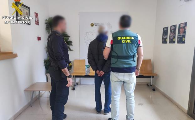 Desarticulada una banda dedicada al hurto de algarrobas en Albatera