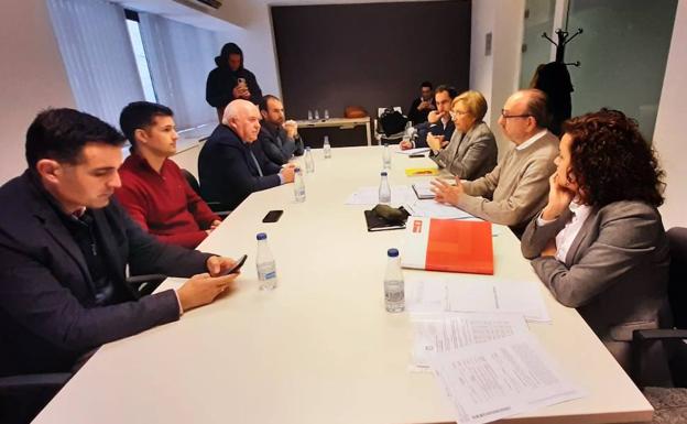 El PSOE de Alicante recurre a Ana Barceló para tender puentes con los empresarios