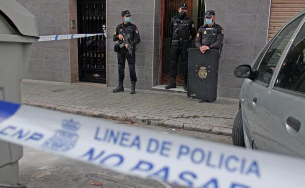 A juicio por disparar con un AK-47 a los policías que lo buscaban por el crimen de su novia en Elche