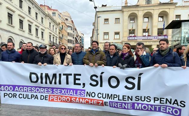 Los cargos del PP se manifiestan en Alicante contra la Ley del 'Sí es Sí' que ha rebajado la pena a 40 violadores en la provincia