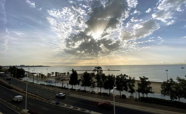 El tiempo en Alicante: Un domingo de cielos nubosos y sin precipitaciones