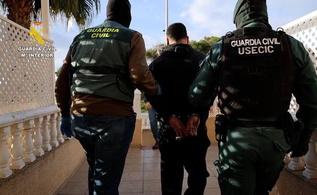 El 'timo del amor': dos detenidos en Guardamar por estafar 57.000 euros a una mujer