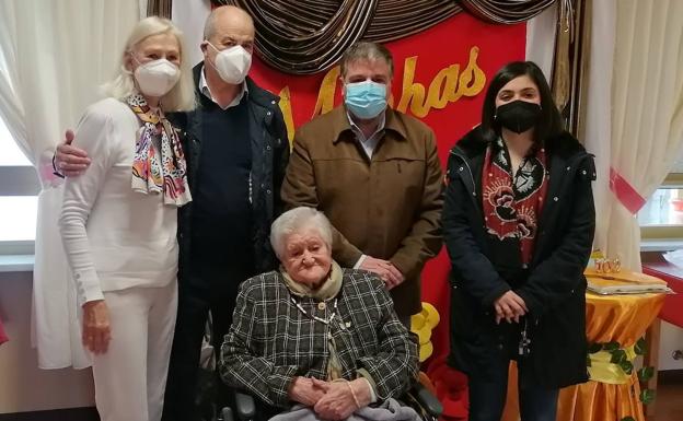 Villena homenajea a una vecina que cumple 102 años