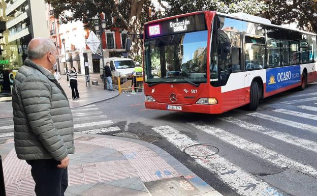 El PSOE exige a Barcala que ponga en marcha ya el transporte a demanda con las partidas rurales