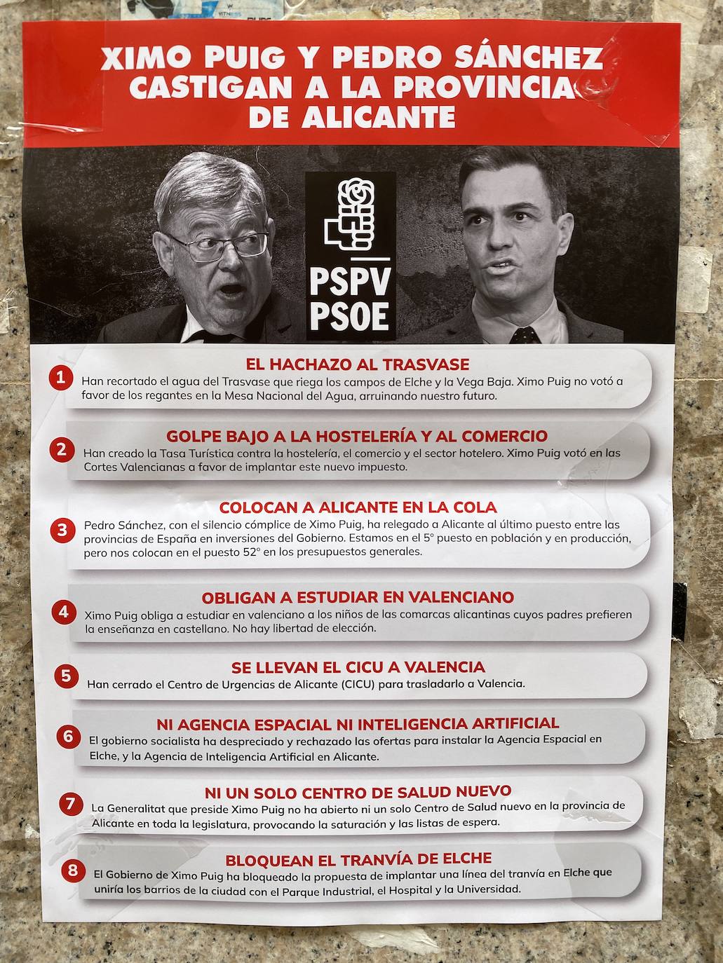 Alicante aparece con carteles 'antiPSOE' por el centro
