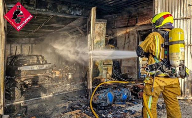 Sofocado un incendio sin heridos en un taller de pinturas con diferentes tipos de gases en Busot