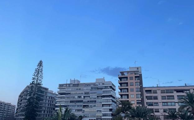 La lluvia pone fin a la noche de Carnaval en Alicante antes de salir el sol