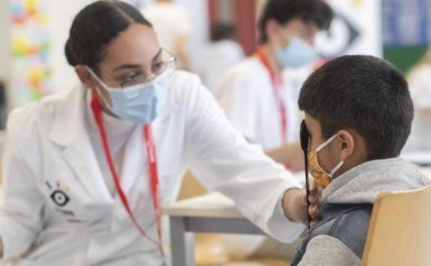 El Colegio de Médicos rechaza incluir óptica en Atención Primaria