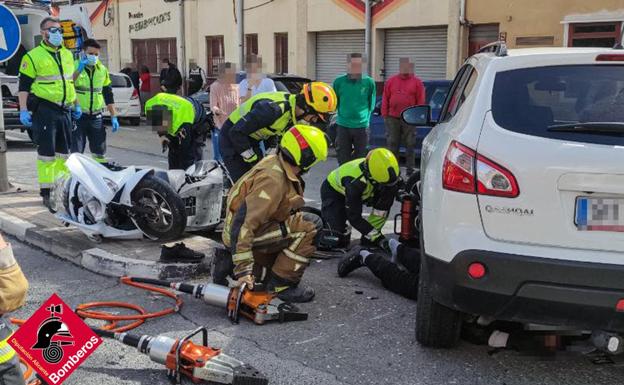 Un motorista queda atrapado debajo del coche contra el que colisiona en Elda