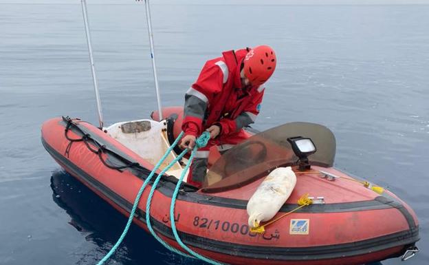 Investigan si una zódiac hallada a la deriva en Benidorm transportaba inmigrantes irregulares