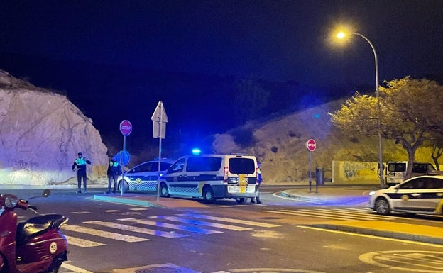 Un motorista acaba inconsciente en Alicante tras colisionar contra un coche