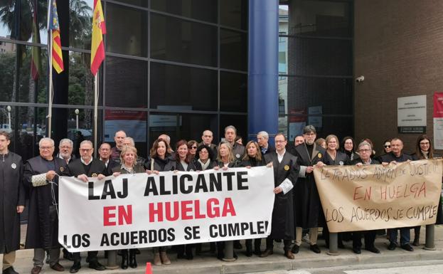 El Ministerio de Justicia cede y hará efectivas las pensiones alimenticias de menores pero es incapaz de frenar la huelga