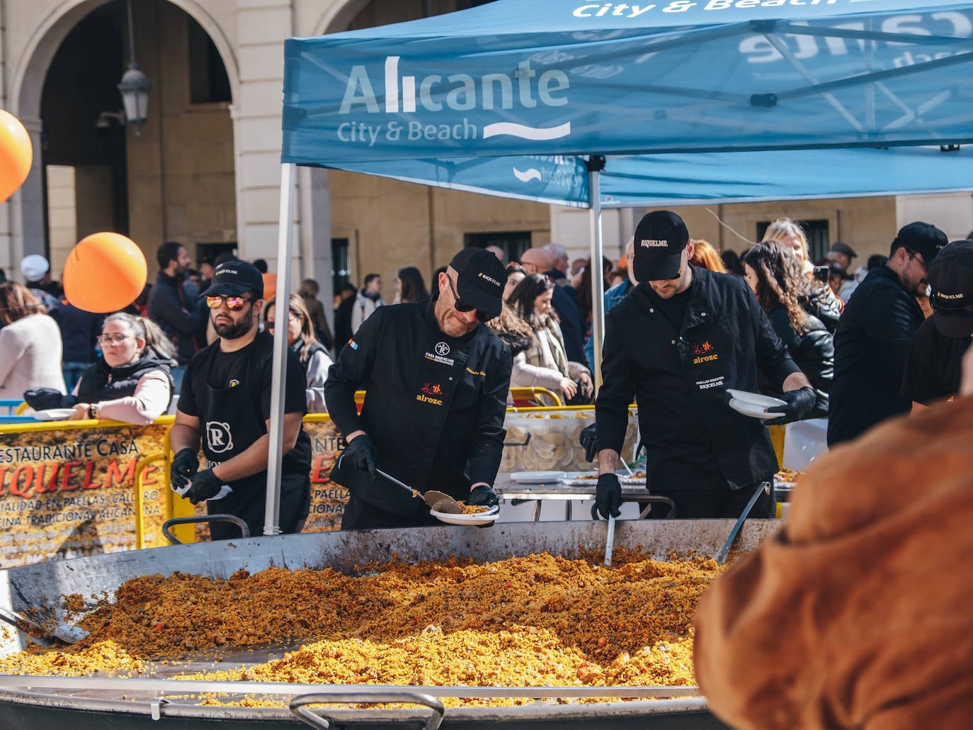 150 kilos de arroz para amenizar un domingo en Alicante
