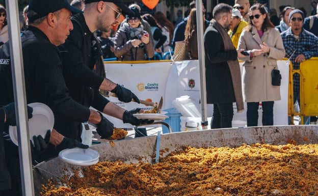 Un arroz gigante congrega a 1.500 comensales en la plaza del Ayuntamiento de Alicante