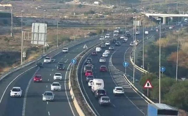 Una fallecida y cinco heridos en Algorfa tras un choque múltiple contra una valla en la AP-7