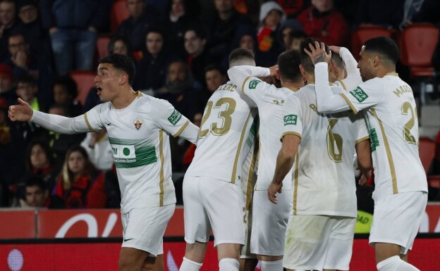 Un gol de Boyé y el VAR dan una victoria merecida al Elche en Mallorca (0-1)