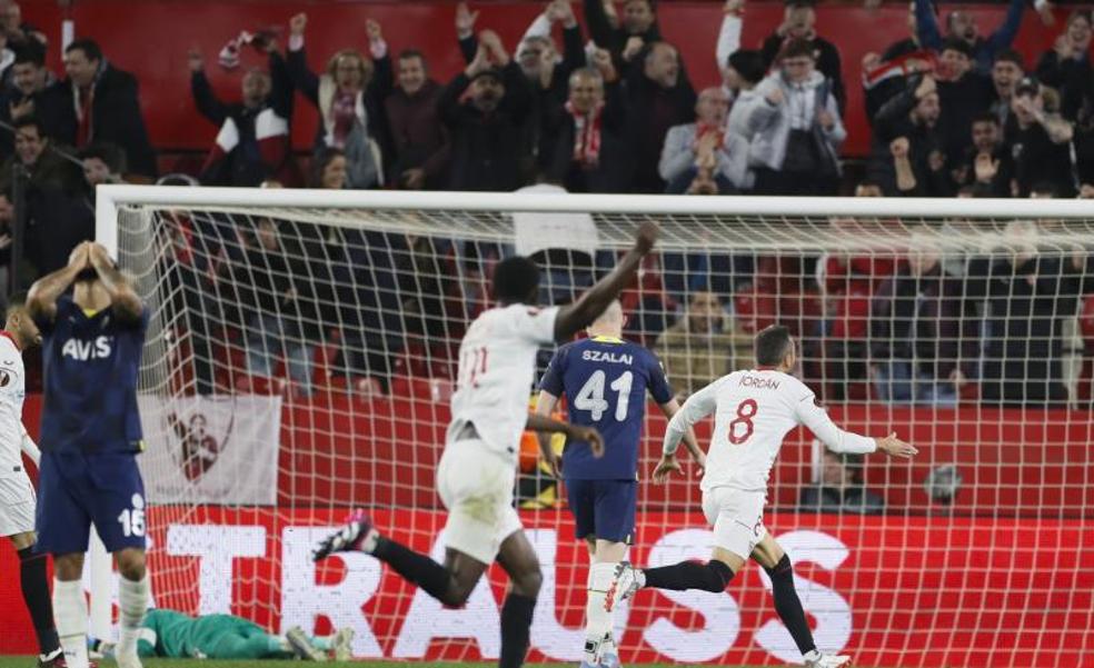 El Sevilla reacciona a tiempo y encuentra consuelo en la Europa League