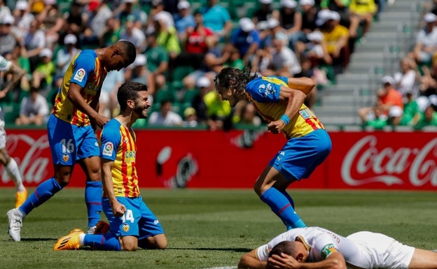 El Elche ofrece su peor versión y da aire al Valencia (0-2)