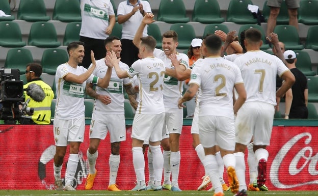 El Elche aprovecha el regalo de Lejeune y consigue la primera victoria de la era Beccacece (4-0)