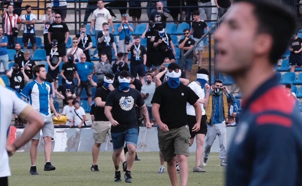 Unos encapuchados saltan al césped tras la última derrota del Hércules, que le deja sin opciones de 'play off'
