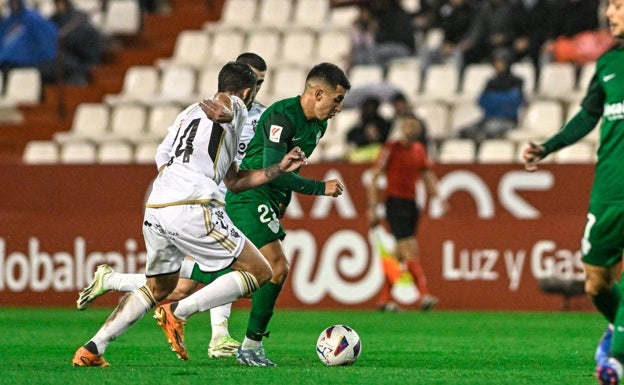 El Elche salva un punto en el Carlos Belmonte después de jugar con diez más de media hora (1-1)